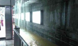 武汉城区暴雨公交车内被淹